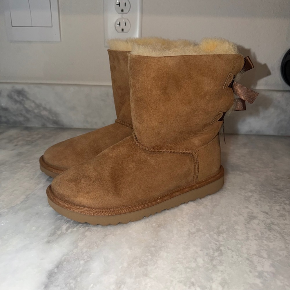 UGG Bailey Bow II Chestnut Suede Sheepskin Boots Kids Size 4 1017394K